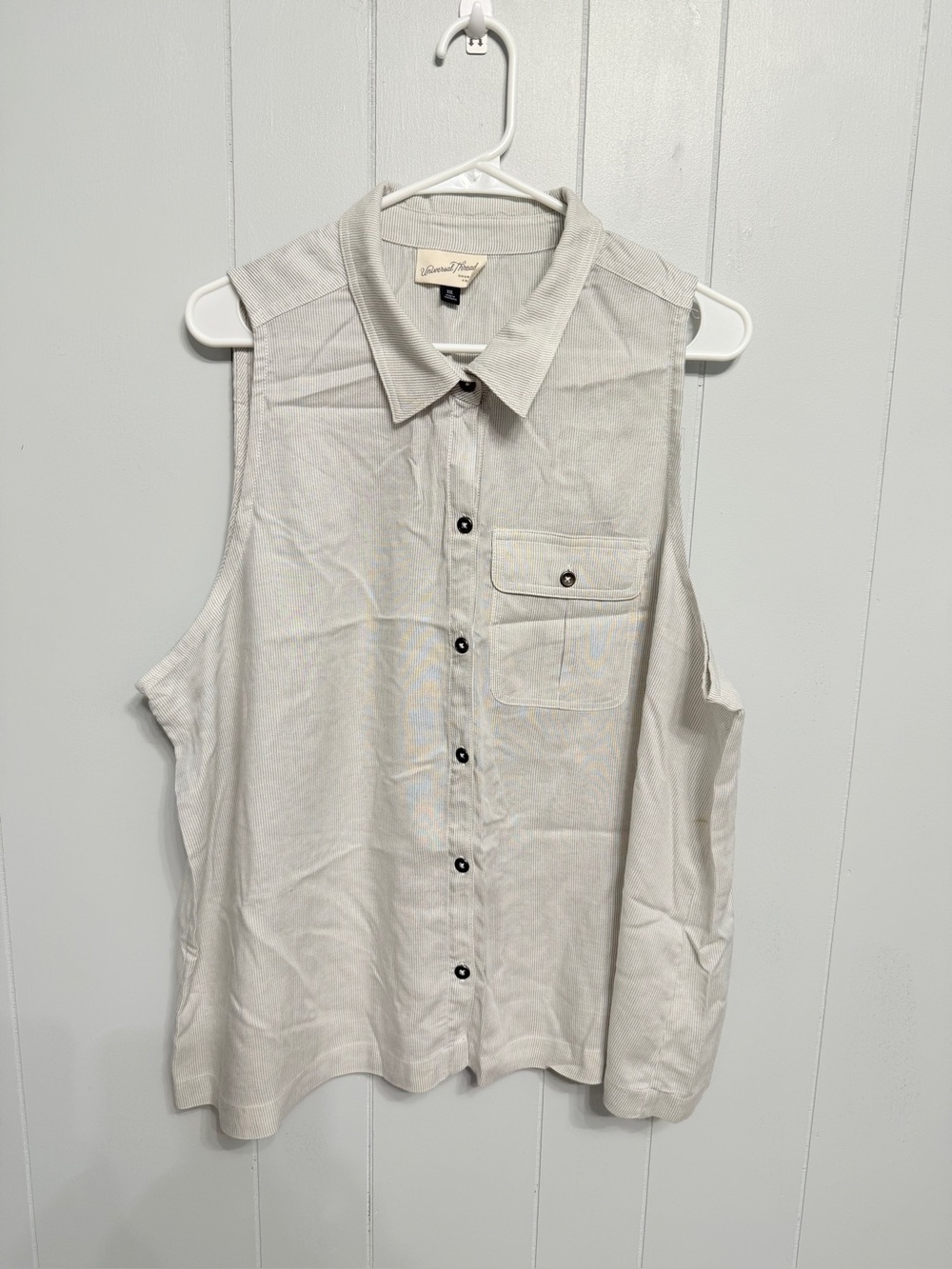 #19)  Universal Thread Light Gray Sleeveless Button-Down Shirt